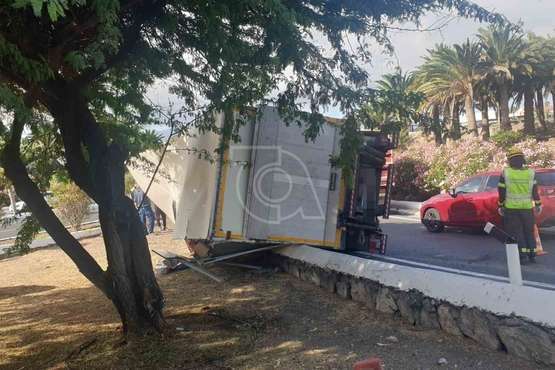 Un camión vuelca en el acceso a Telde desde la GC-1/TA.